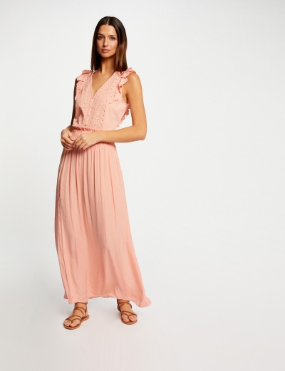 Vestido longo cor de rosa claro com renda e folhos, usado por mulher