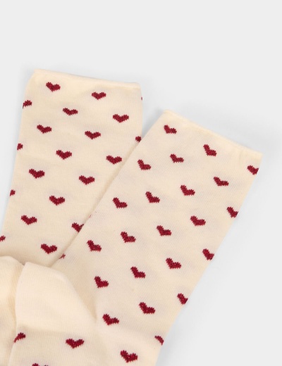 Meias creme com pequenos corações vermelhos