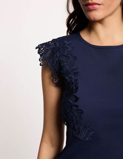 T-shirt feminina azul escuro com renda floral no ombro