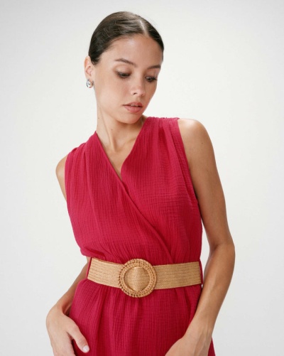 Vestido vermelho com cinto de palha e fivela redonda