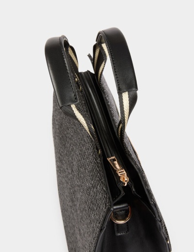 Mala de mão cinzenta com padrões e alças pretas e bege