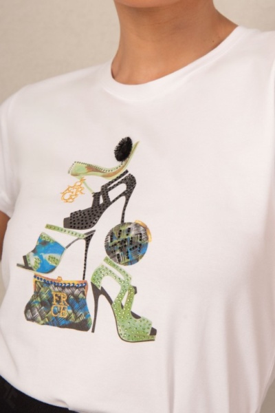 T-shirt branca com estampa colorida de sapatos de salto alto