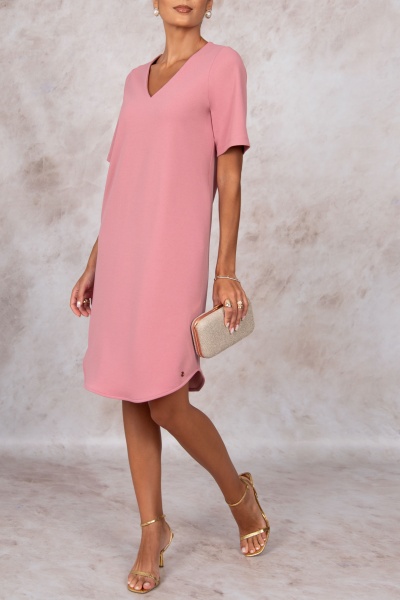 Vestido rosa com manga curta e decote em V, sapatos e carteira dourados.