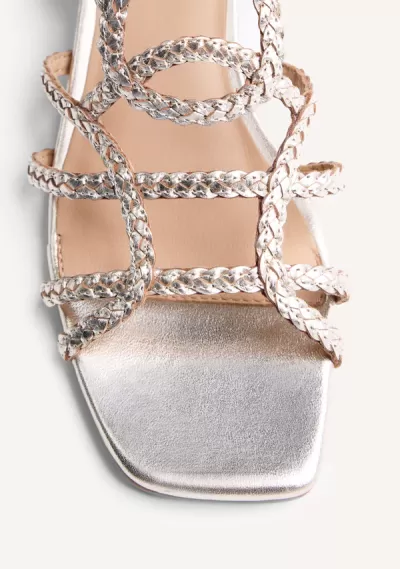 Sandała feminina preta com tiras entrelaçadas prateadas