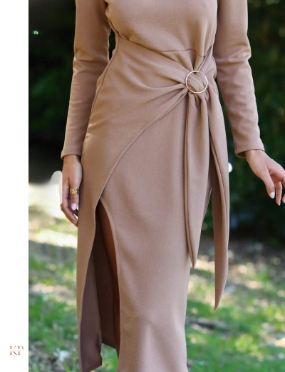 Vestido comprido bege com detalhe de argola dourada na cintura