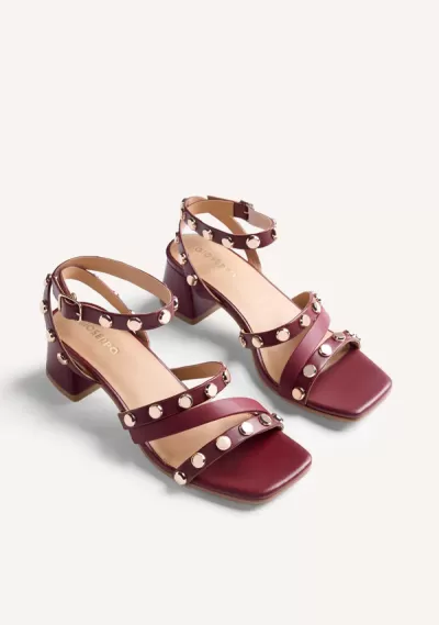 Sandálias de salto médio vinho com tiras e tachas metálicas douradas