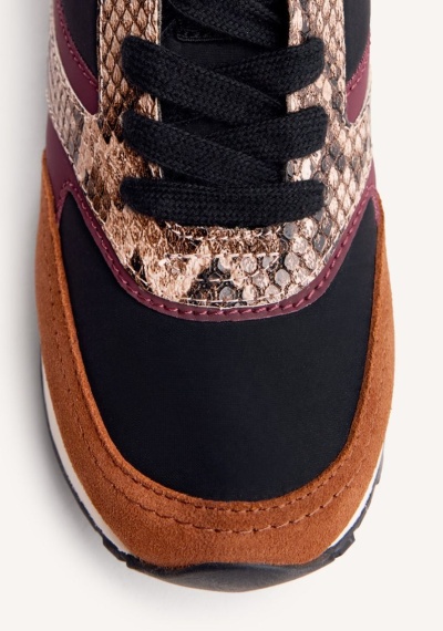 Sapatilha desportiva com padrão pele de cobra e detalhes castanhos e pretos