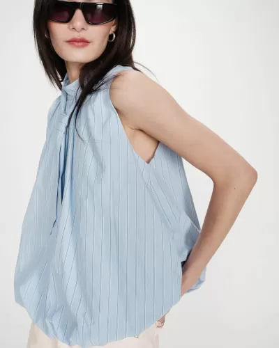 Blusa azul clara sem mangas com riscas verticais finas e detalhe de nó