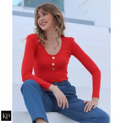 Camisa feminina vermelha de malha canelada com botões dourados