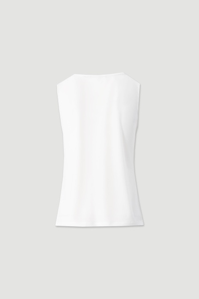 Camisola branca sem mangas em fundo cinzento claro