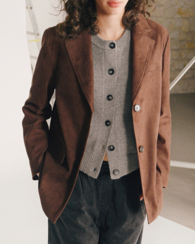 Blazer castanho com cardigan cinzento e calças pretas