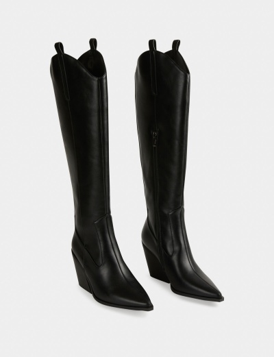 Botas altas pretas com salto cunha e bico pontiagudo