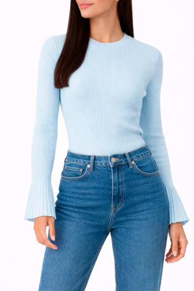 Camisola azul clara de malha canelada com mangas evasê e jeans azul