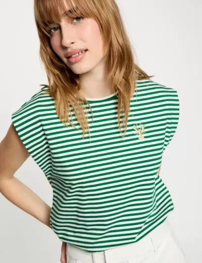 T-shirt feminina verde e branca com riscas horizontais e bordado de lagostim amarelo