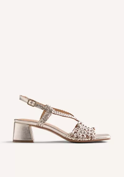 Sandália dourada com salto médio e tiras entrelaçadas