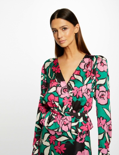 Blusa floral colorida em tecido brilhante com decote em V e folho na cintura