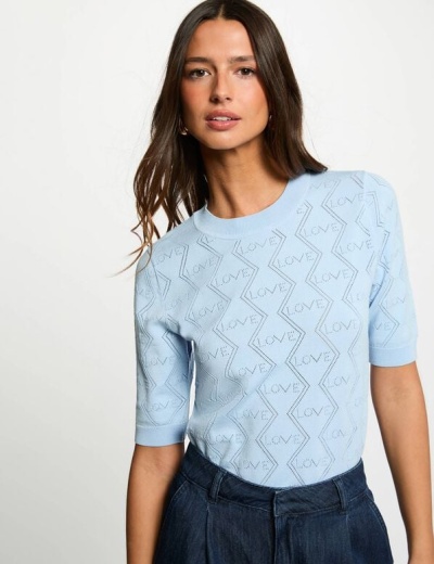 Camisola azul clara com padrão LOVE e calças pretas