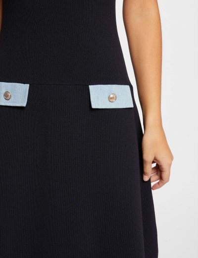 Vestido preto de malha com abas azuis claras e botões prateados