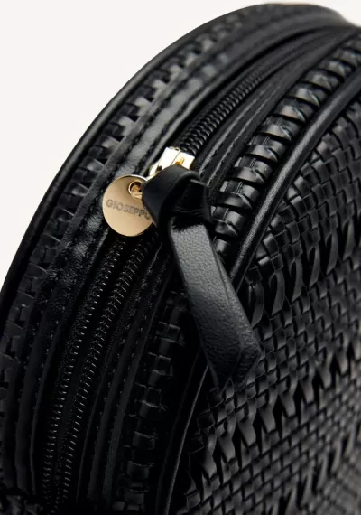 Bolsa preta com padrão trançado e fecho de correr com puxador em couro