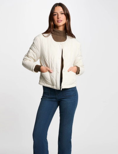 Casaco curto acolchoado branco com fecho de correr e bolsos laterais