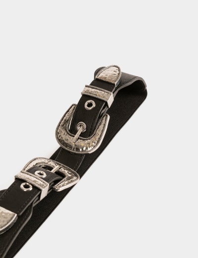 Cinto preto com fivelas metálicas prateadas às marteladas