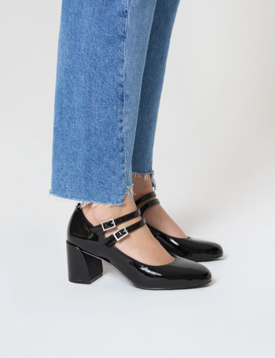 Sapatos pretos de salto alto em verniz com tiras duplas em fundo branco