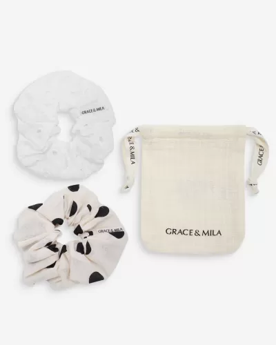 Dois scrunchies e um saco de tecido com etiqueta GRACE & MILA