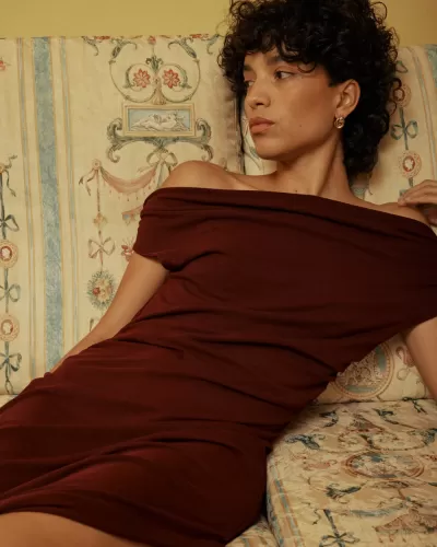 Vestido curto bordô de tecido liso com decote ombro a ombro