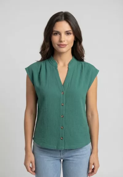 Blusa verde feminina com botões frontais e textura franzida, sem mangas