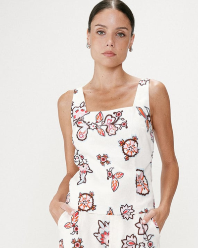 Vestido branco com padrão floral colorido e decote quadrado