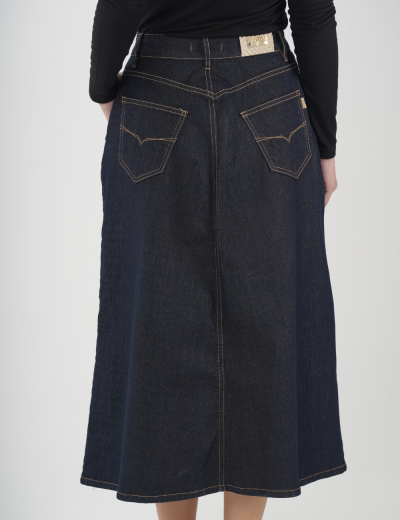 Saia midi em ganga azul escura com bolsos traseiros e etiqueta branca com dourado