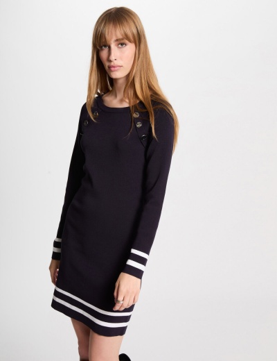 Vestido de malha preta com riscas brancas nas mangas e bainha e botões nos ombros