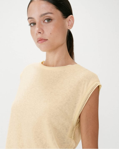 Top de malha creme com detalhes em renda nas cavas