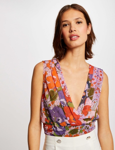 Top feminino floral colorido com decote em V profundo e calças brancas
