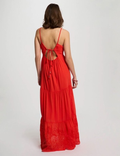 Vestido longo vermelho com costas abertas e laço, detalhe em renda na parte inferior