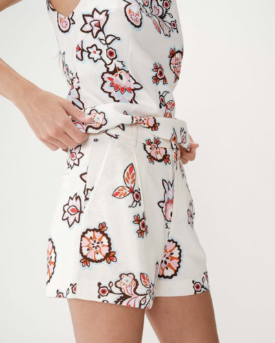 Conjunto de roupa feminino branco com padrão floral colorido