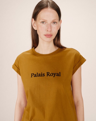 Mulher a usar t-shirt castanha com texto 'Palais Royal'