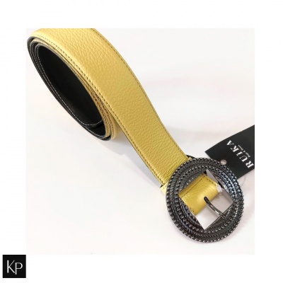 Cinto amarelo com fivela redonda preta sobre fundo branco