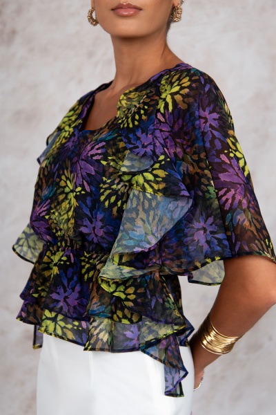 Blusa feminina transparente com padrão floral colorido e detalhes em babados.