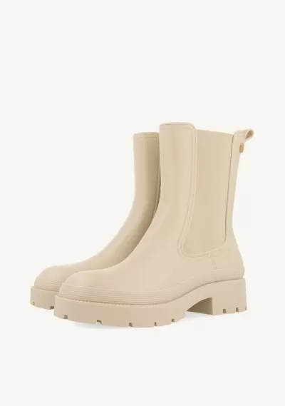 Bota Chelsea bege com sola grossa e laterais elásticas