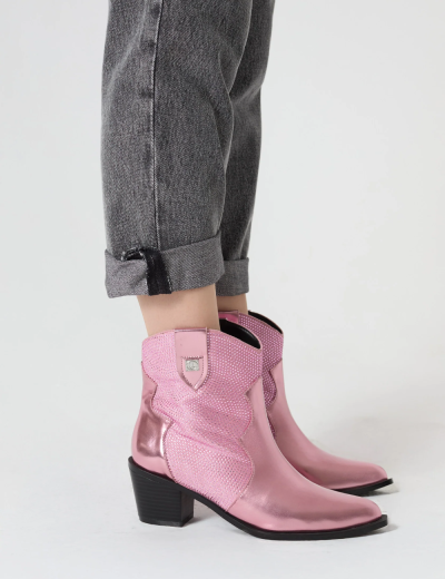 Botins femininos rosa metálico com textura perfurada e salto médio