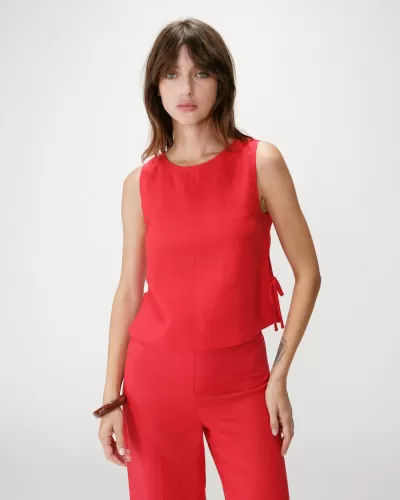 Conjunto vermelho feminino com blusa sem mangas e calças, modelo com pulseira castanha