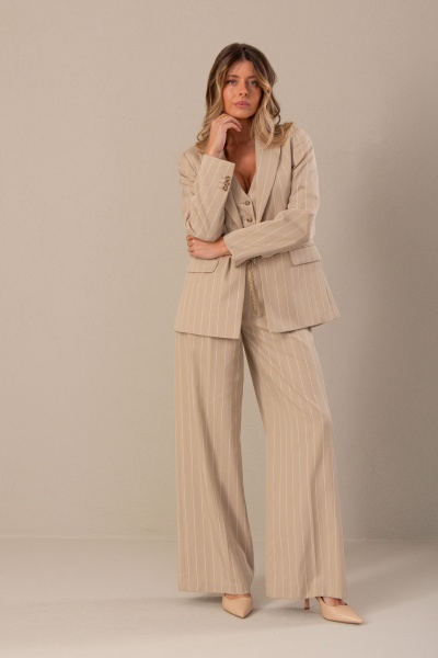 Conjunto feminino bege riscas brancas com blazer, colete e calças largas