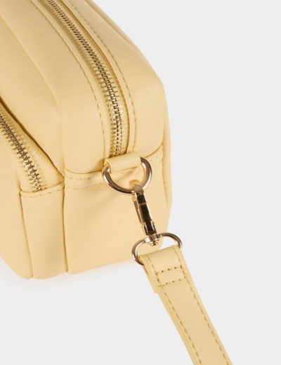 Bolsa amarela clara com zipper dourado e alça amovível