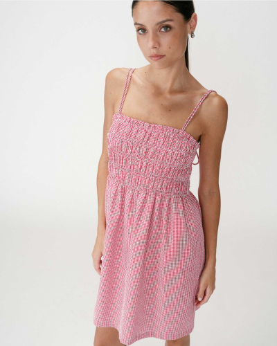 Vestido feminino vermelho e branco com padrão xadrez e alças finas