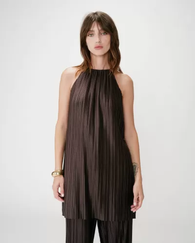 Top feminino plissado castanho escuro com calças a condizer num fundo branco liso