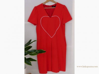 Vestido vermelho com coração branco pendurado num cabide
