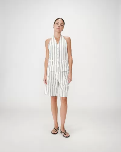 Conjunto feminino branco com riscas pretas composto por colete halter e calção largo até ao joelho, sandálias pretas, fundo branco