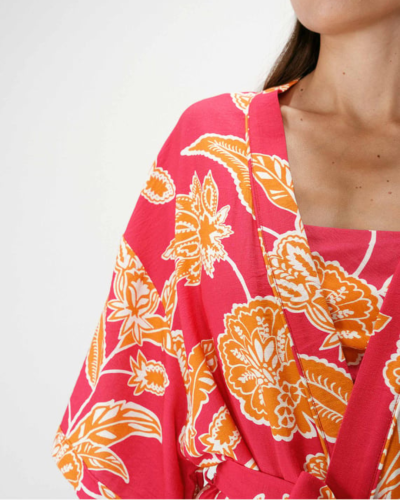 Roupão ou vestido de tecido leve floral vermelho com estampas laranja e branco