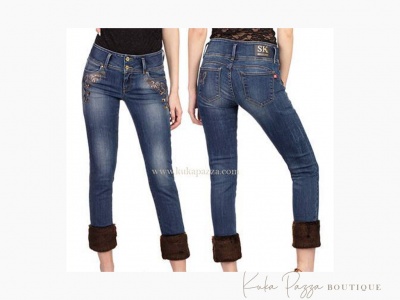 Calças de ganga azuis com bainha virada castanha peluda vistas de frente e costas